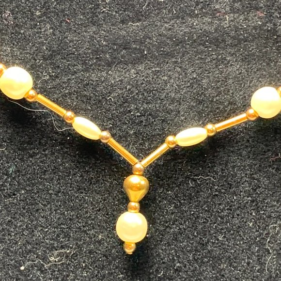 15" Pearl and gold beaded necklace and matching drop earrings - Picture 3 of 10